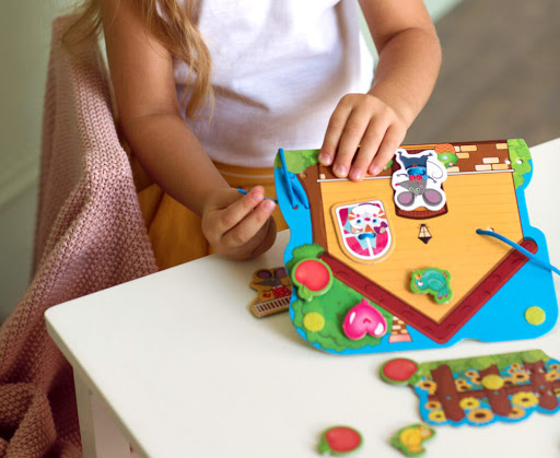 Домик у друзей. Игра-шнуровка с липучками