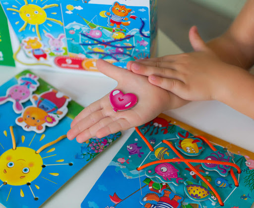 На природе. Игра-шнуровка.